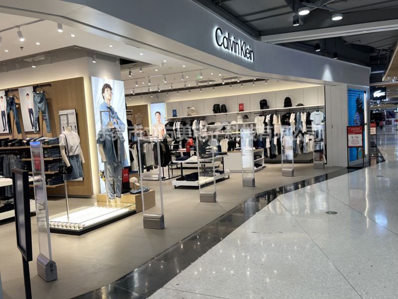 Magazinul de îmbrăcăminte Calvin Klein instalează imobilizatorul de îmbrăcăminte Cubic Beauty AM7806