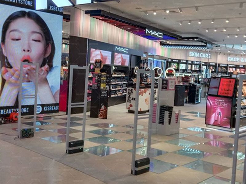 Magazinul KIS Cosmetics instalează sistemul antifurt AM8208